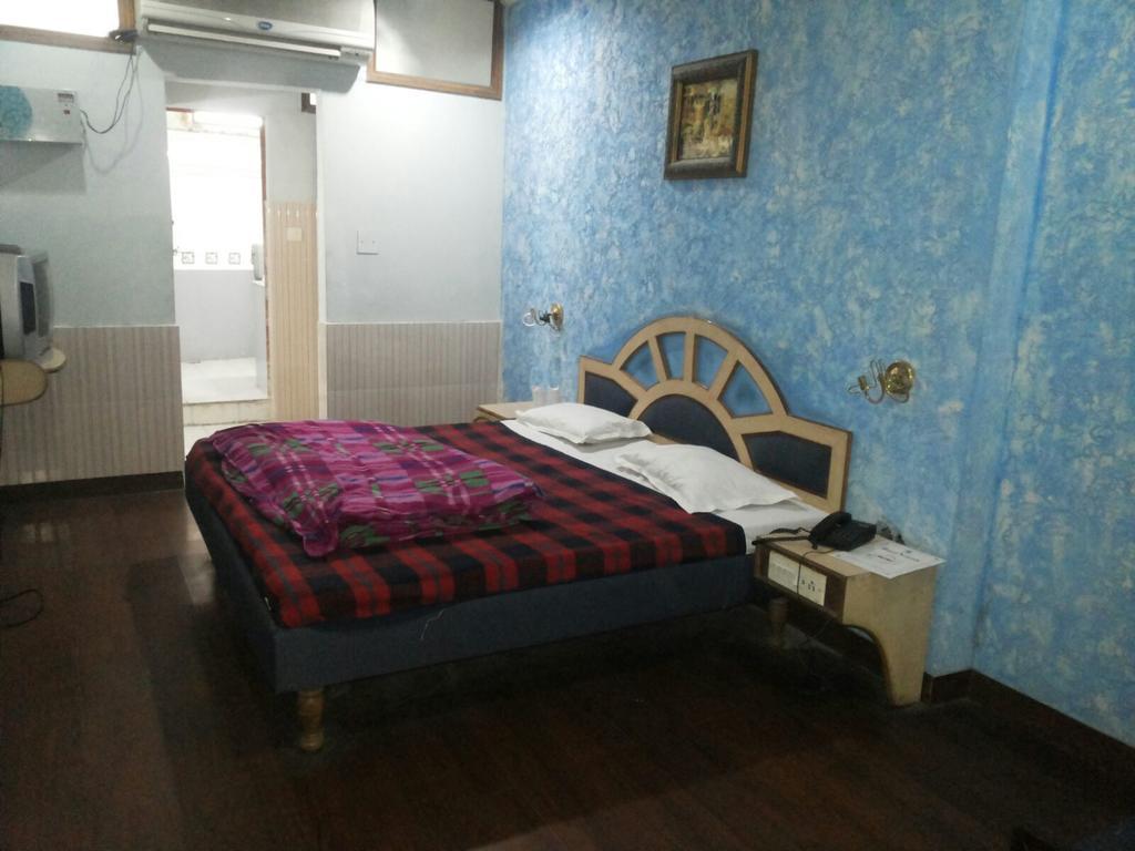 Hotel Saurab Dehradun Ngoại thất bức ảnh