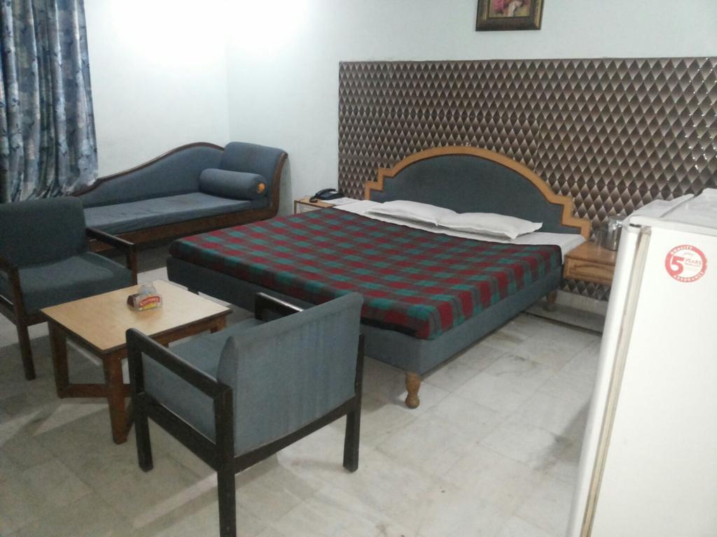 Hotel Saurab Dehradun Ngoại thất bức ảnh
